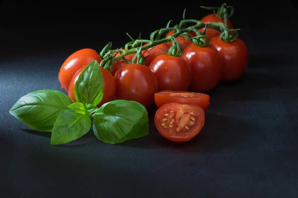 Tiro Bajo Tomates Arbustos Con Una Hoja Albahaca Tomate Rodajas —  Fotos de Stock