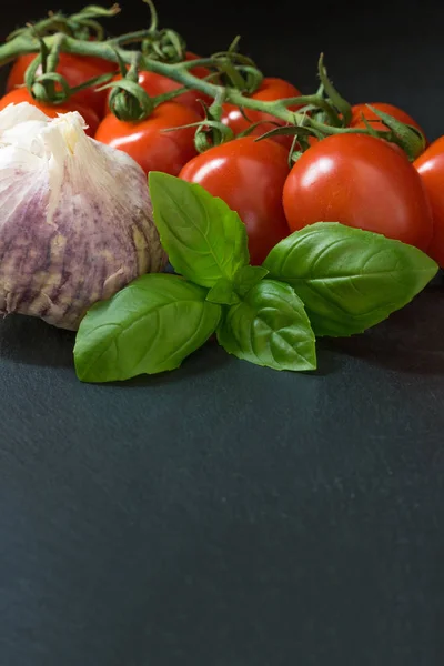 Low Key Shot Shrubs Tomatoes Basil Garlic Lying Black Stone — Stock Photo, Image