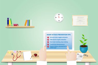 Doktor tablet ofiste onun elinde tutuyor. Yazıt kalp krizi önleme ipuçları tablet ekranda olduğunu..