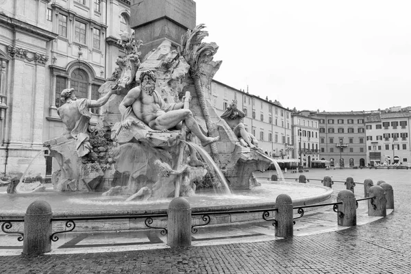 Fotografía Blanco Negro Vacía Plaza Navona Con Famosa Fuente Los — Foto de Stock