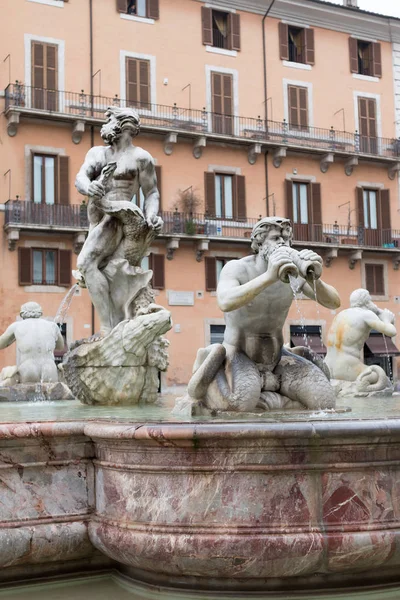 ローマのナヴォーナ広場の南端に有名な Fontana Del Moro イタリア — ストック写真