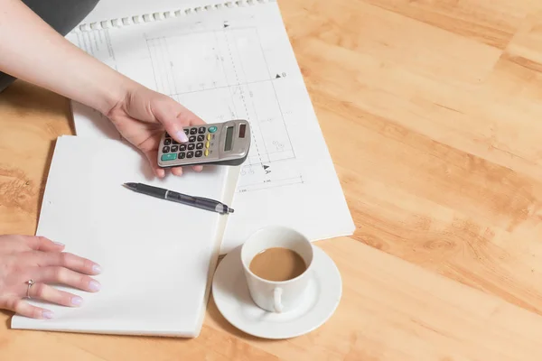 Vista Laterale Delle Mani Femminili Che Lavorano Nuovo Piano Progetto — Foto Stock