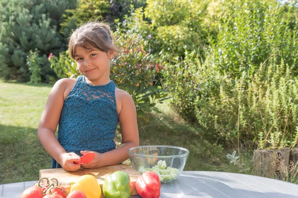 Menina Bronzeada Pronto Para Preparar Salada Legumes Frescos Jardim — Fotografia de Stock