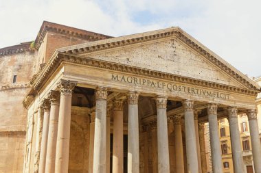 Pantheon güneş ışığı altında. Roma, İtalya. Mavi gökyüzü bulutlu içinde belgili tanımlık geçmiş.
