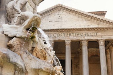 Via Nazionale içinde belgili tanımlık geçmiş Pantheon ile Çeşmede. Roma, İtalya