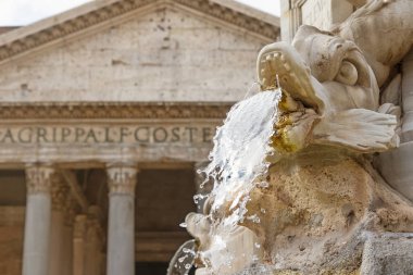 Via Nazionale içinde belgili tanımlık geçmiş Pantheon ile çeşmede closeup görünümü. Roma, İtalya