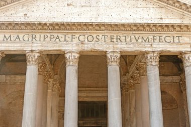 Giriş portal Pantheon güneş ışığı altında. Roma, İtalya. 