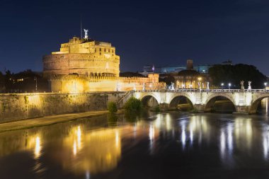 Kutsal melek Kalesi ve Sant Angelo Köprüsü gece. Roma, İtalya. Tüm potansiyel markalar kaldırılır. 