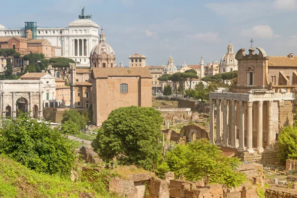 Boş Forum Romanum Roma'daki genel görünümünü gün güneşli yaz. Tüm potansiyel markalar kaldırılır. 