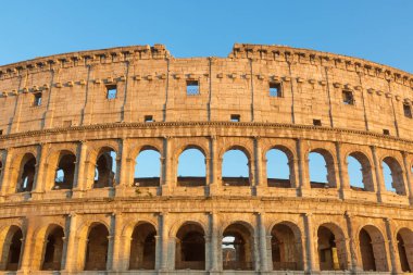 Colosseum günbatımı ışık önden görünümü. Roma İtalya. Yatay olarak