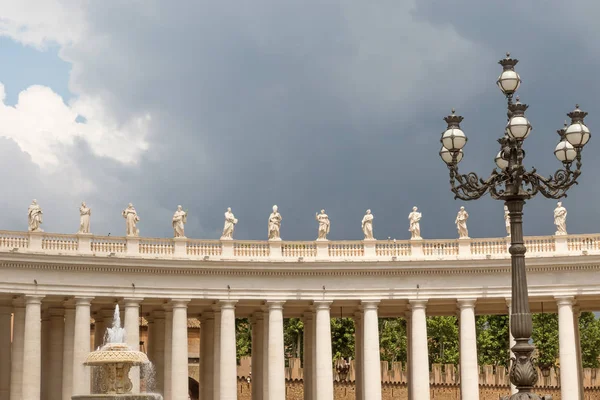 Peter Basilica Kolumnada Zabytkowym Lampa Pierwszym Planie Chmur Burzowych Tle — Zdjęcie stockowe