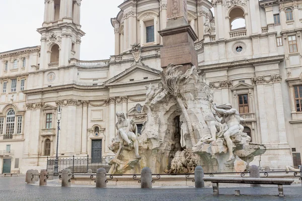 Esvazie Praça Navona Com Histórica Fonte Dos Quatro Rios Igreja — Fotografia de Stock