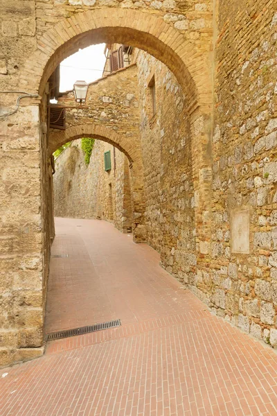 Die Leere Straße Mit Steinbögen San Gimignano Toskana Italien Vertikal — Stockfoto