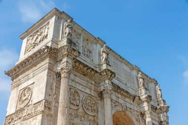 Ünlü Arch Konstantin güneş ışığı altında. Roma, İtalya. Yatay olarak. 