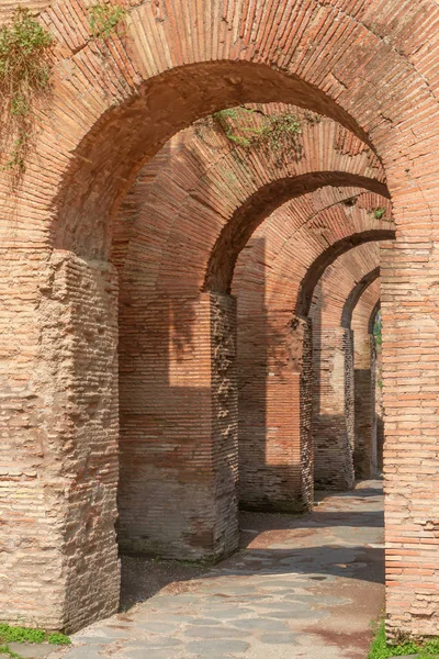 Wyświetlić Zbliżenie Ścieżka Cegły Łuki Słońcu Forum Romanum Romanum Rzym — Zdjęcie stockowe