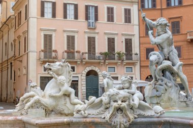 Neptün Çeşmesi (Piazza Navona) Navona Meydanı boş Kuzey sonunda Roma'da closeup görünümü. İtalya. Tüm potansiyel markalar kaldırılır.