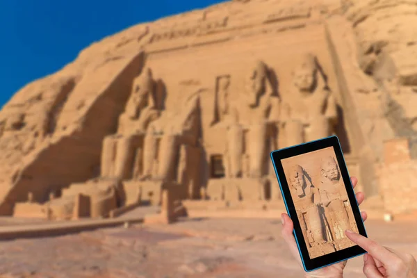 Händerna Turist Röra Tablet Skärmen Med Fokuserad Statyer Abu Simbel — Stockfoto