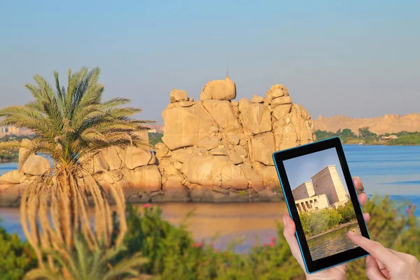 Hands Tourist Touching Tablet Screen Focused Philae Temple Intentionally Blurred — Stock Photo, Image