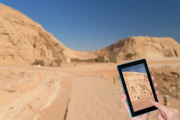 Händerna Turist Röra Tablet Skärmen Med Fokuserad Statyer Abu Simbel — Stockfoto