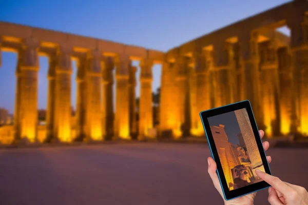 Hands Tourist Touching Tablet Screen Focused Ramese Statue Entrance Luxor — Stock Photo, Image