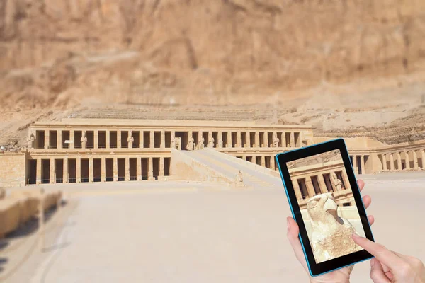 Manos Turista Tocando Pantalla Tableta Con Horus Staue Enfocado Templo — Foto de Stock