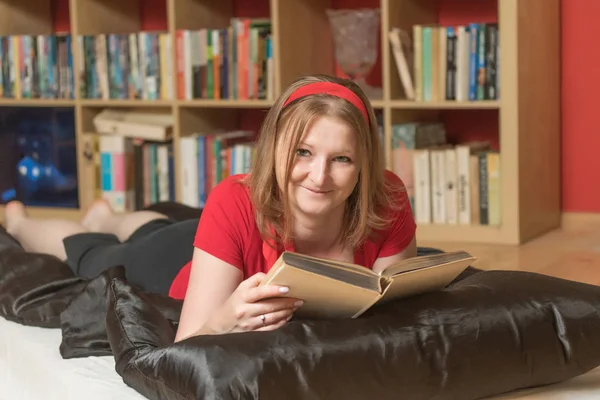 Cool Joven Atractiva Está Leyendo Libro Interior Sonriendo Cámara — Foto de Stock