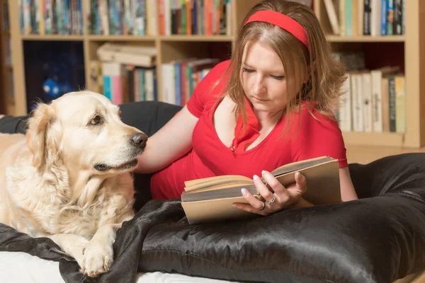 Coole Attraktive Junge Frau Rot Liest Ein Buch Und Ihr — Stockfoto