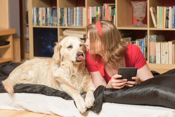 Coole Attraktive Junge Frau Rot Küsst Ihren Hund Der Drinnen — Stockfoto