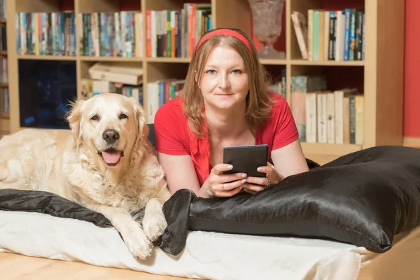 Die Coole Attraktive Junge Frau Rot Und Ihr Hund Liegen — Stockfoto