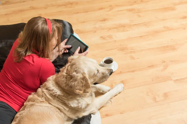 Drinnen Liest Die Junge Frau Rot Ihr Tablet Das Mit — Stockfoto