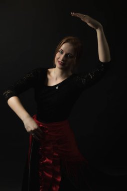 Flamenko dans genç kadın portresi. Koyu arka plan üzerinde.