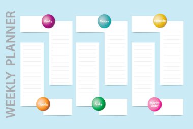 Farklı renkler tarafından tasarlanmış haftanın her günü için boş etiketleri ve boş beyaz etiketleri olan haftalık planlayıcı metniniz için hazır. Her şey açık mavi arkaplanda..