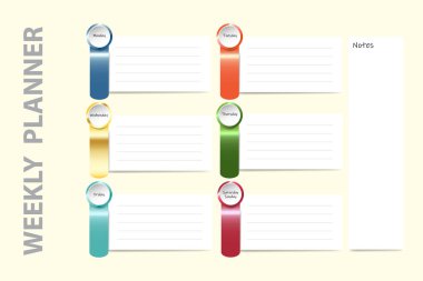 Haftanın her günü için renkli metal tokaları ve beyaz etiketleri olan haftalık planlamacı. Her şey açık sarı arka planda..