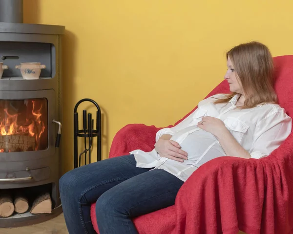 Grossesse Jeune Femme Est Relaxant Assis Dans Chaise Poêle Cheminée — Photo