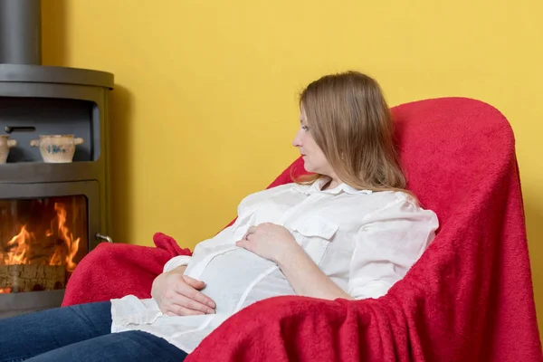 Jeune Femme Enceinte Est Relaxant Assis Dans Chaise Regardant Brûler — Photo