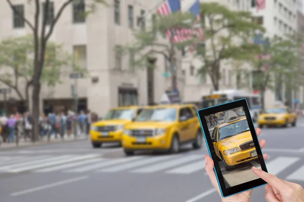 Tablet Toccante Dito Femminile Con Foto Cabina Gialla Sul Touchscreen — Foto Stock