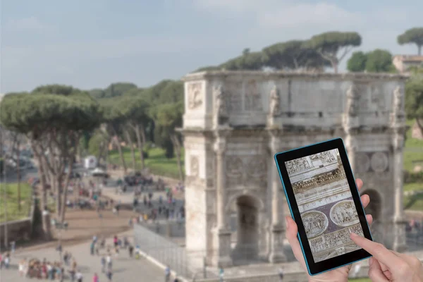 Dedo Feminino Tocando Tablet Com Detalhes Arco Constantino Roma Itália — Fotografia de Stock