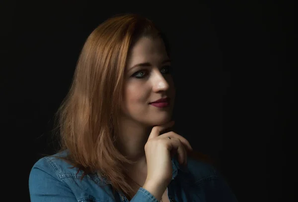 Low Key Profiel Portret Van Koele Jonge Aantrekkelijke Vrouw Zwarte — Stockfoto