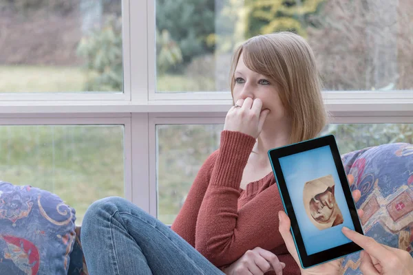 Eine Traurige Junge Frau Sitzt Hause Und Eine Andere Weibliche — Stockfoto