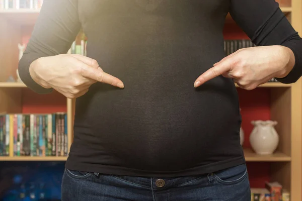 Vue Face Jeune Femme Enceinte Vêtue Montrant Son Abdomen Horizontalement — Photo