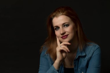 Genç kadının beden dili tarafından inanmıyorum