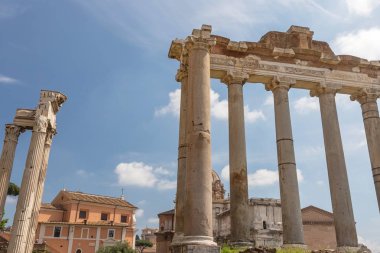 Antik Satürn Tapınağı ve Vespasian Tapınağı sütunlar. Ro