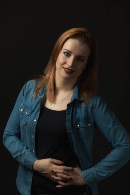 Genç kadın düşük anahtar portresi. Dikey olarak.