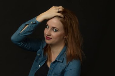 Kameraya bakarak çekici kadın düşük anahtar portresi