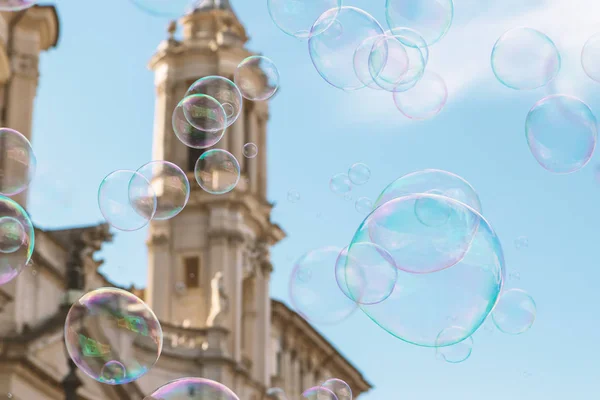 नीले आकाश के खिलाफ उड़ने वाले साबुन के बुलबुले। रोम। इटली . — स्टॉक फ़ोटो, इमेज