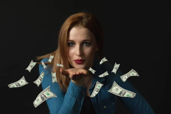 Чувственная молодая женщина с летающими банкнотами — стоковое фото