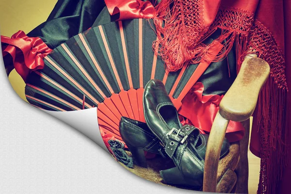 Одяг для танцю Фламенко на сторінці з ефектом завитка — стокове фото