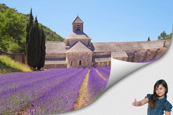 Liten flicka presenterar Provence i Frankrike rese koncept — Stockfoto