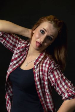 Genç kadının kameraya dil uzatan portresi