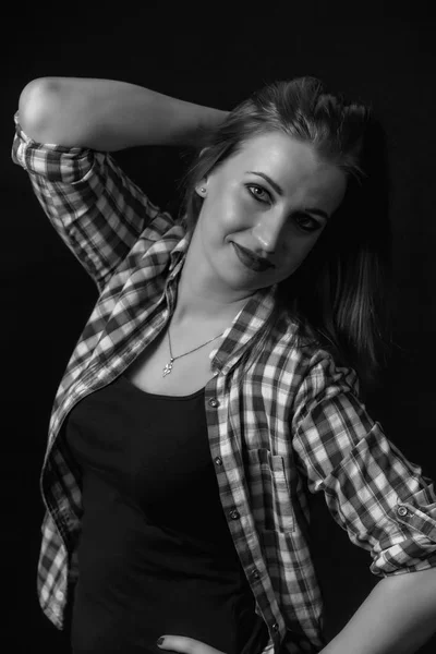 Low Key monochroom portret van mooie jonge vrouw — Stockfoto